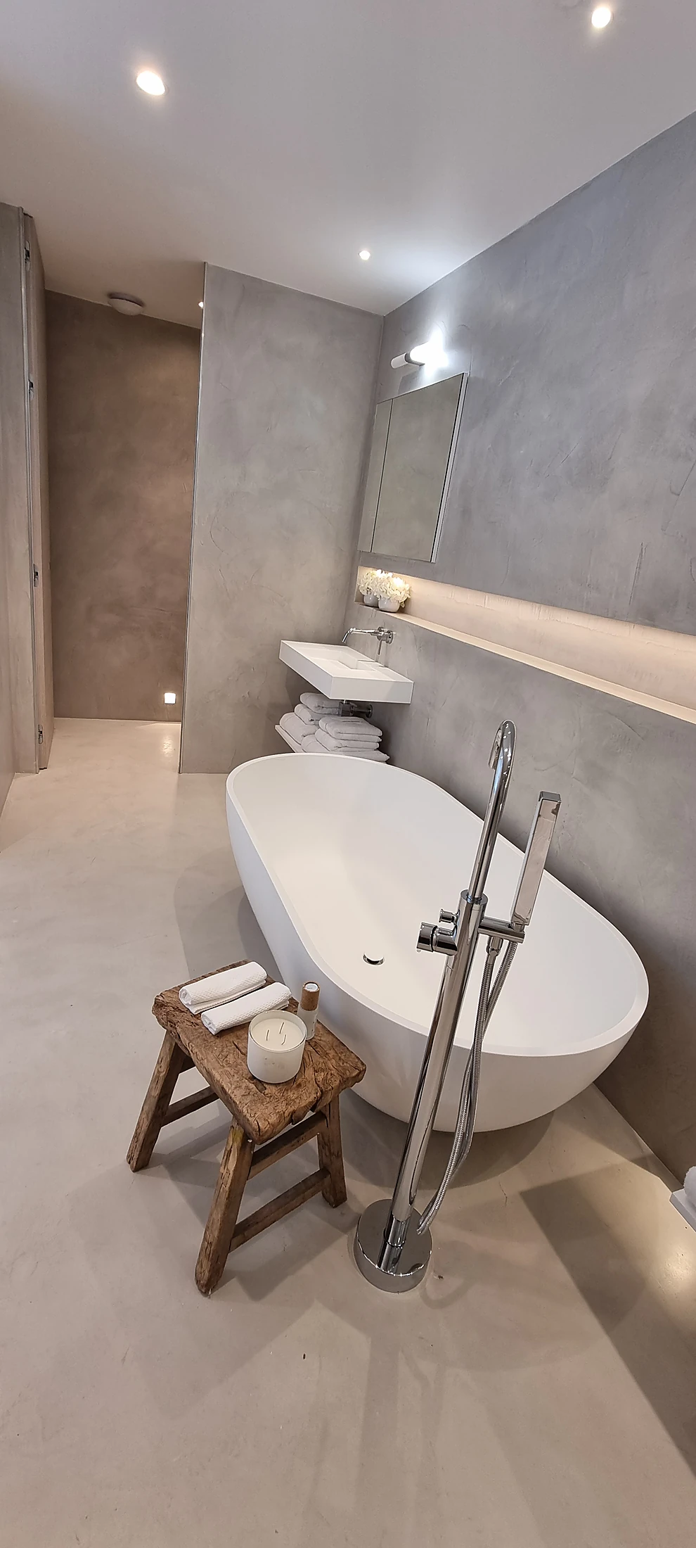 Bathroom walls & floor