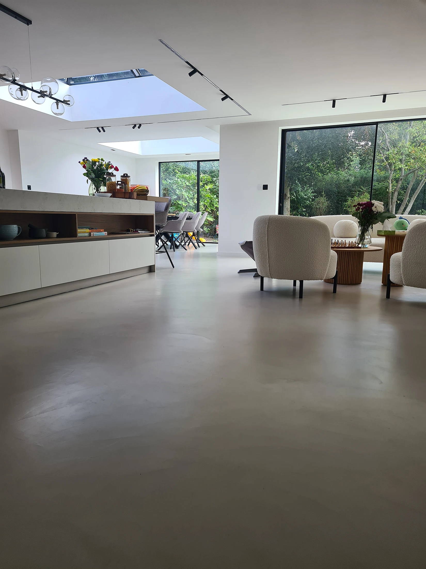 Open-plan microcement flooring